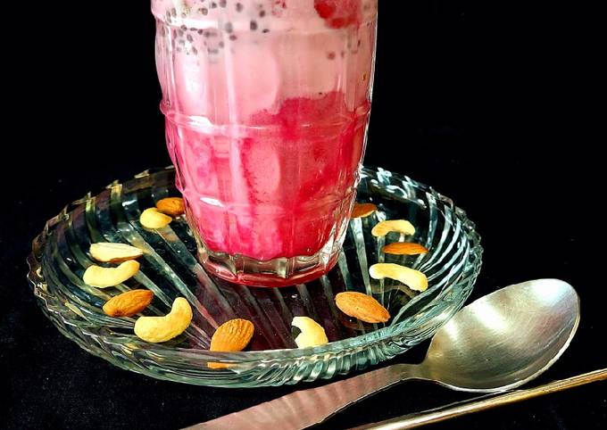 Strawberry Ice cream Smoothie Recipe by Manisha Sampat - Cookpad