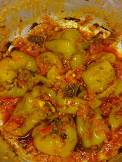 भरवा शिमला मिर्ची (bharwa shimla mirch recipe in Hindi) रेसिपी मुख्य फोटो