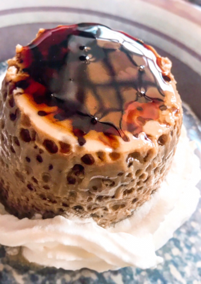 Una foto de Flan de huevo y café