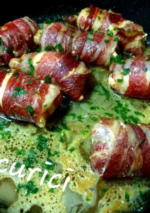 O poză a rețetei Rulouri de pui cu cașcaval învelite în bacon.