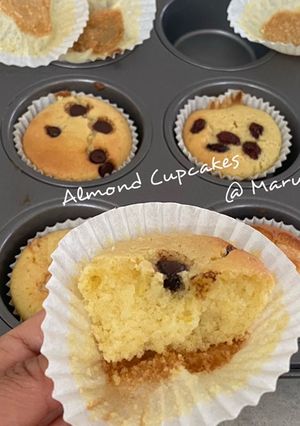 A picture of Almond Cupcakes.
