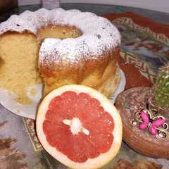 Una foto de Budín de pomelo rosado
