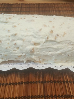 Una foto de Brazo gitano relleno de crema de turrón