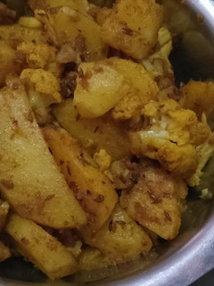 गोभी आलू की सब्जी(gobhi aloo ki sabzi recipe in hindi) रेसिपी मुख्य फोटो