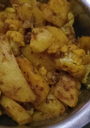 गोभी आलू की सब्जी(gobhi aloo ki sabzi recipe in hindi) रेसिपी मुख्य फोटो