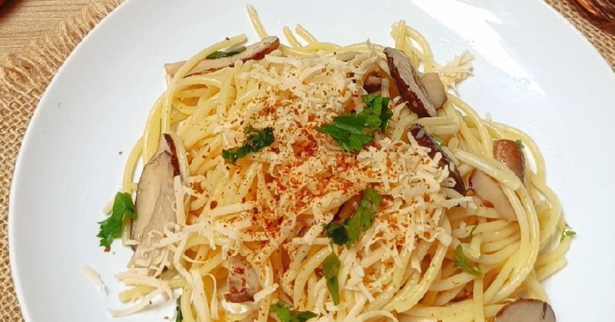 Resep Spaghetti Aglio Olio Jamur Shiitake oleh Mira_Jabir Cookpad