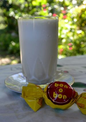 Una foto de Smoothie de banana, avena y bon o bon🤓