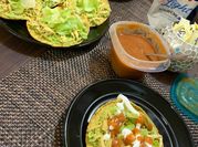 Una foto de tostadas de aguacate
