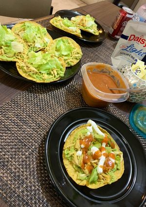Una foto de Tostadas de aguacate 🥑 con pollo 🐔