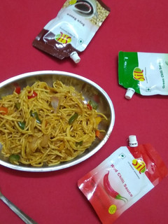વેજીટેબલ હક્કા નૂડલ્સ (vegetables hakka noodles recipe in gujarati) રેસીપી મુખ્ય ફોટો