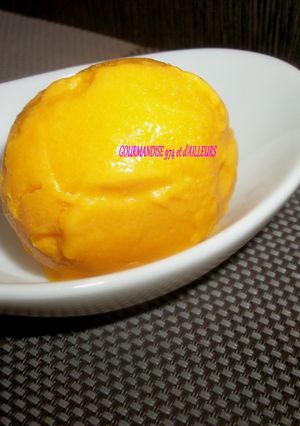 Une photo de CRÈME GLACÉE à la MANGUE sans SORBETIÈRE