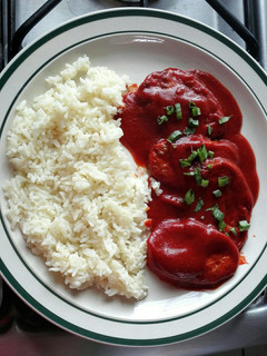 Una foto de Tortitas de huevo con chile colorado