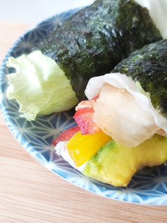 酪梨彩蔬雞肉海苔生菜卷 的食譜成品照片
