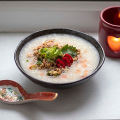 A picture of Thai rice congee with tofu.