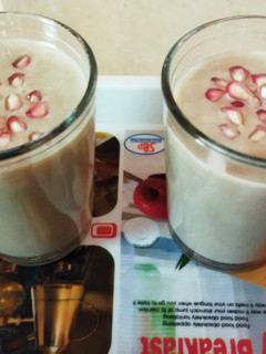 ચીકુ મિલ્ક શેક (Chikoo Milk Shake Recipe in Gujarati) રેસીપી મુખ્ય ફોટો