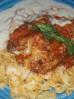 Una foto de Fideos caseros al huevo con salsa mixta blanca y roja con pollo