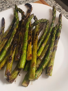 Una foto de Espárragos verdes a la plancha con limón