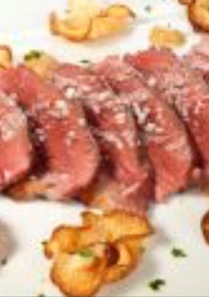 Una foto de Magret de pato con salsa de toffee y chips de calabacín