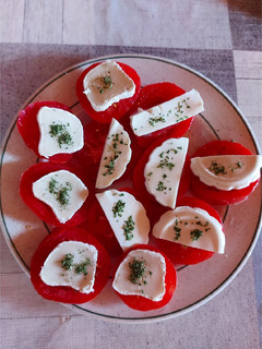 Una foto de Tomate de la huerta y queso