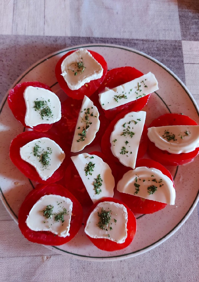 Una foto de Tomate de la huerta y queso