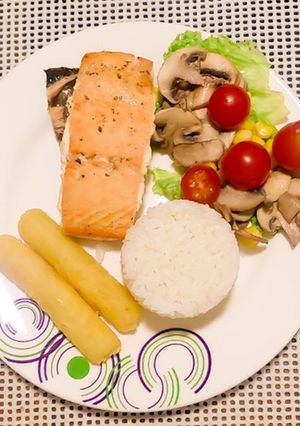 Una foto de Salmón al horno con una nutritiva ensalada