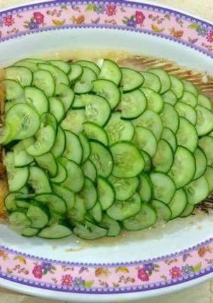 Hình của món Thuỷ quái dưỡng da (Cá diêu hồng xào nấm đắp dưa leo).
