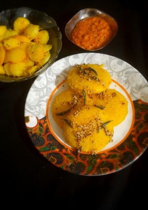 મૂંગ દાળ ઈડલી(Moong Dal Idli Recipe In Gujarati) રેસીપી મુખ્ય ફોટો