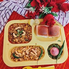 A picture of Mumbai famous misal pav.