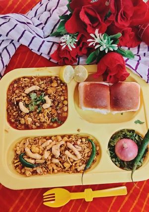A picture of Mumbai famous misal pav.