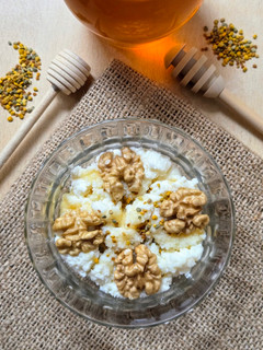 Una foto de Postrecito de ricota o requesón con polen corbicular y miel de abejas 🐝🍯más nueces en solo un minuto