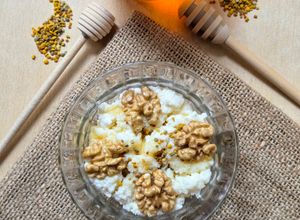 Una foto de Postrecito de ricota o requesón con polen corbicular y miel de abejas 🐝🍯más nueces en solo un minuto