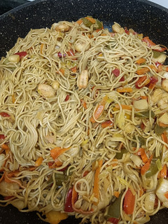 Una foto de Fideos chinos con gambas y verduras