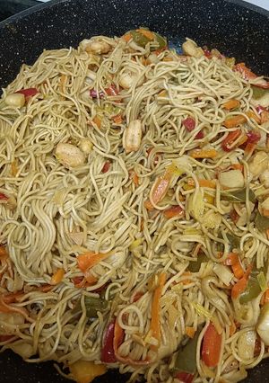 Una foto de Fideos chinos con gambas y verduras
