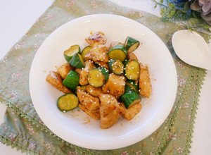 簡單做「小黃瓜炒雞丁」清爽開胃。 的食譜成品照片