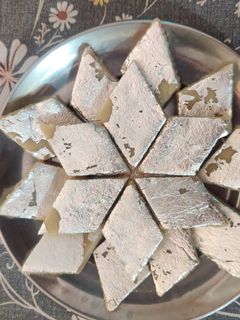 काजू कतली (kaju katli recipe in Hindi) रेसिपी मुख्य फोटो
