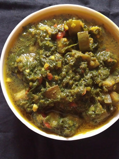 પાલક રીંગણા નું શાક (Palak Ringan Shak Recipe In Gujarati) રેસીપી મુખ્ય ફોટો