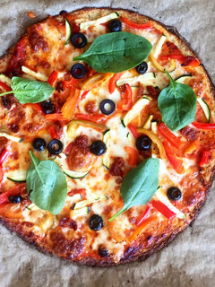 Una foto de Pizza con base de coliflor