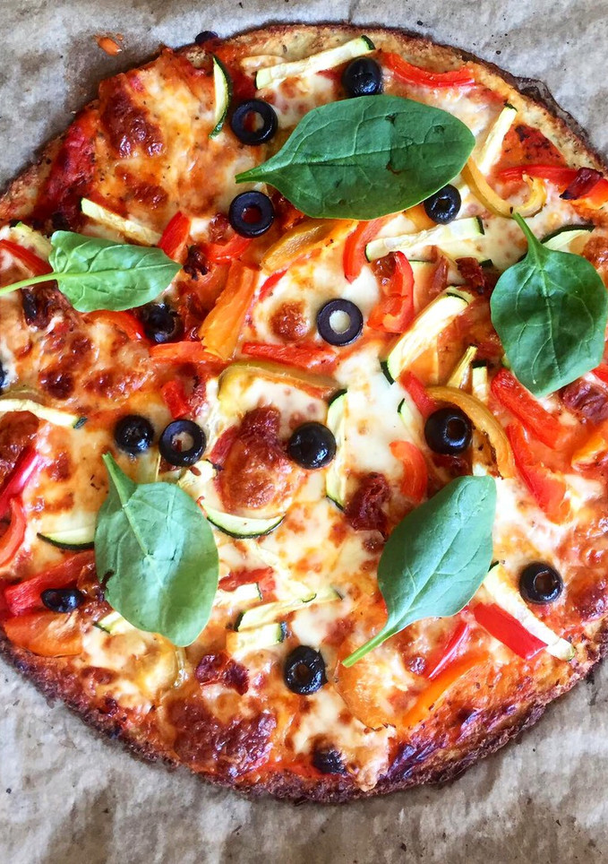 Una foto de Pizza con base de coliflor