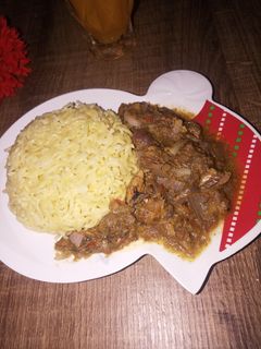 Farar taliyar noodles da miyar tumatir,albasa da kifin gwangwani ainihin hoton girkin