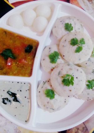 A picture of Idli Sambhar And Chutney.