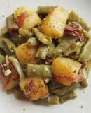 Judías verdes salteadas con patatas especiadas y jamón