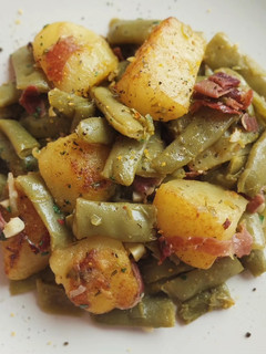 Una foto de Judías verdes salteadas con patatas especiadas y jamón