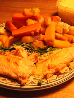 Una foto de Röding (trucha salmonada),con hortalizas tostadas y cus-cús