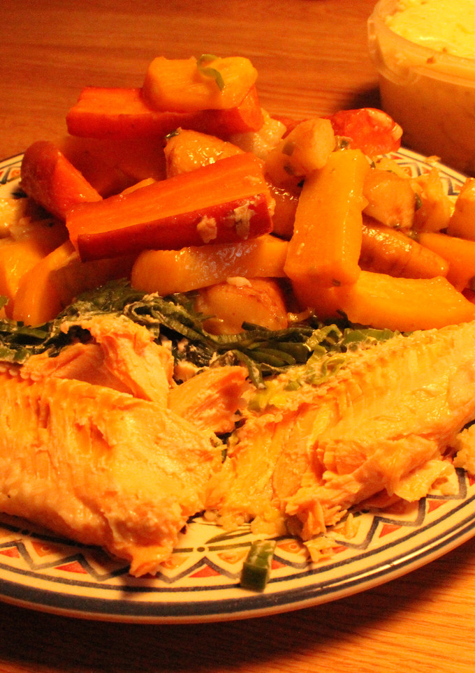 Una foto de Röding (trucha salmonada),con hortalizas tostadas y cus-cús