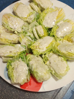 Una foto de Cogollos con salsa de yogurt