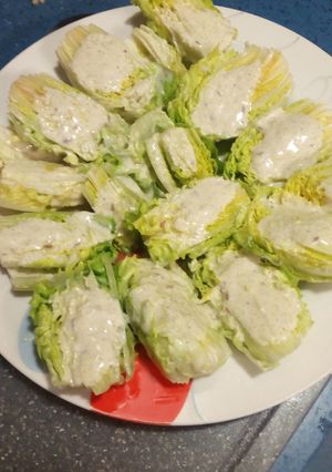 Una foto de Cogollos con salsa de yogurt