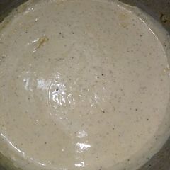 A picture of Cheesy white sauce.