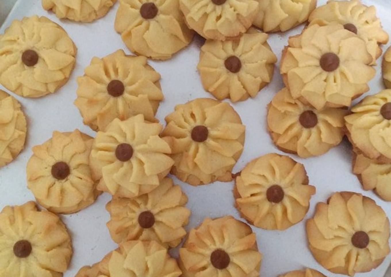 Kue semprit mawar