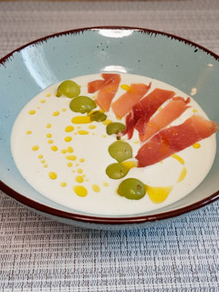 Una foto de Ajoblanco con uvas y jamón