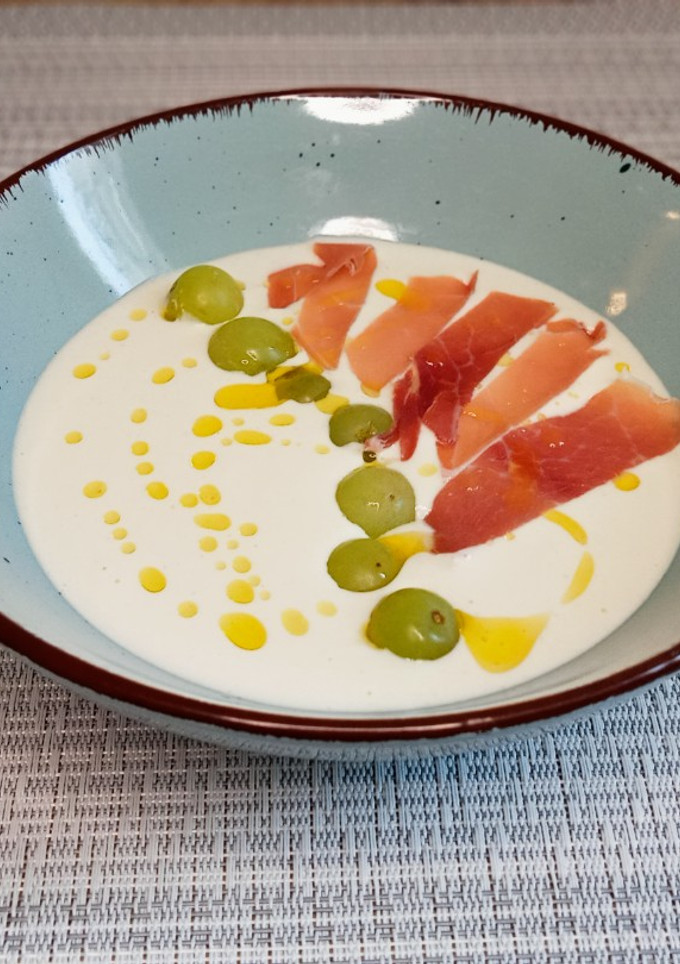 Una foto de Ajoblanco con uvas y jamón